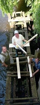 Engagierte Angler reparieren die Fischtreppe am Granini-Wehr in Buxtehude-Altkloster. Foto Vasel