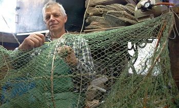 Der Altländer Elbfischer Lothar Buckow aus Jork-Wisch würde seine Reusen lieber wieder in der Elbe - zwischen Wedel und Hanskalbsand - auslegen. Stattdessen hängen sie im Schuppen, denn das Sauerstoffloch macht das Fischen in dem Abschnitt unmöglich. Foto Vasel