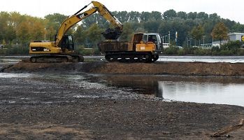 Verstopft: Der Unterhaltungsverband Este baggert den Mühlenteich aus; auch Sand gefährdet den Hochwasserschutz in Buxtehude.  Foto Vasel